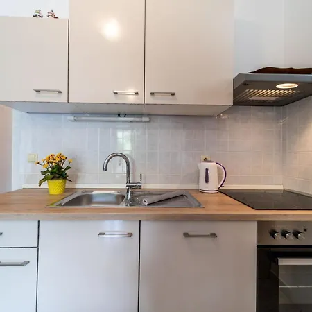 With Parking Space Rab - 24367 شقة